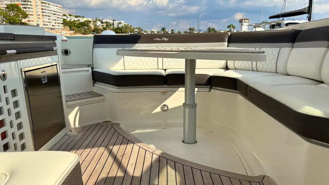 Sea Ray SLX 350 usata in vendita