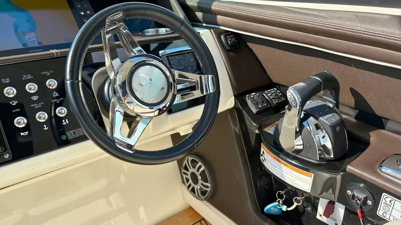 Sea Ray SLX 350 usata in vendita
