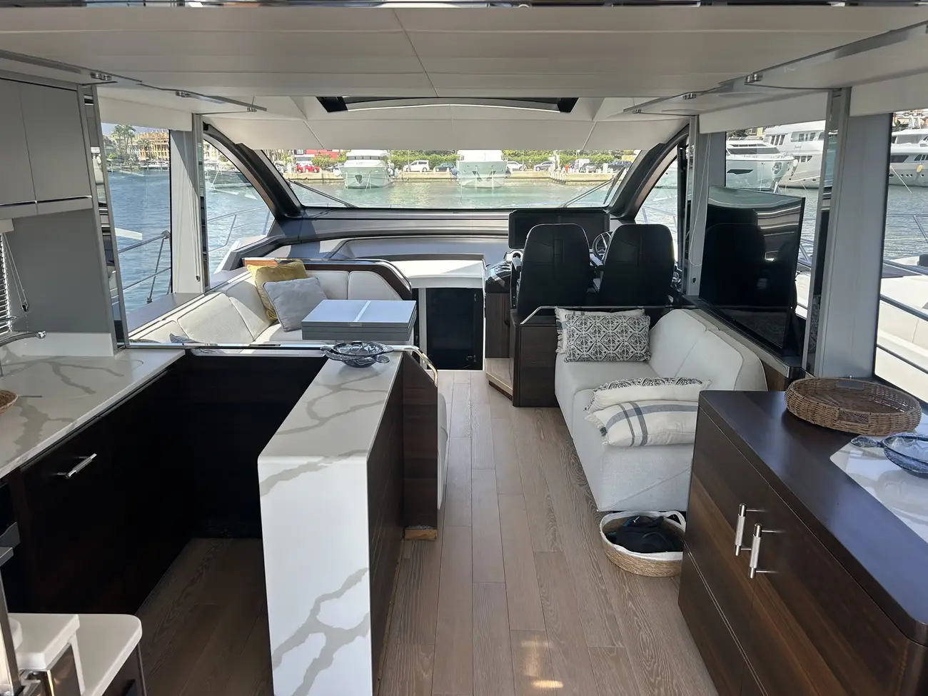 Sunseeker 65 Sport Yacht usado à venda
