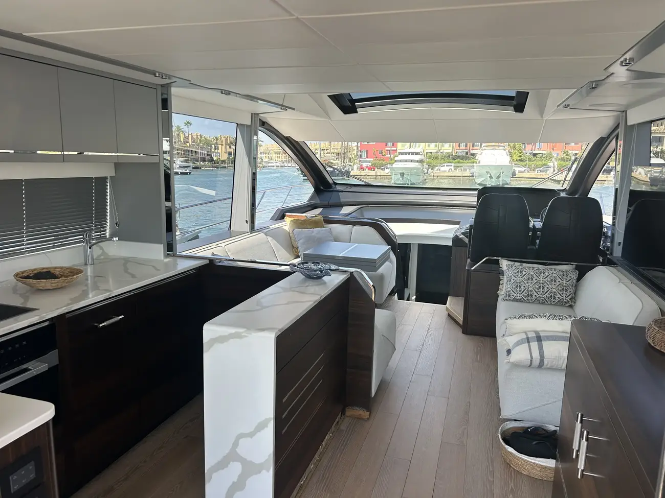 Sunseeker 65 Sport Yacht usado à venda