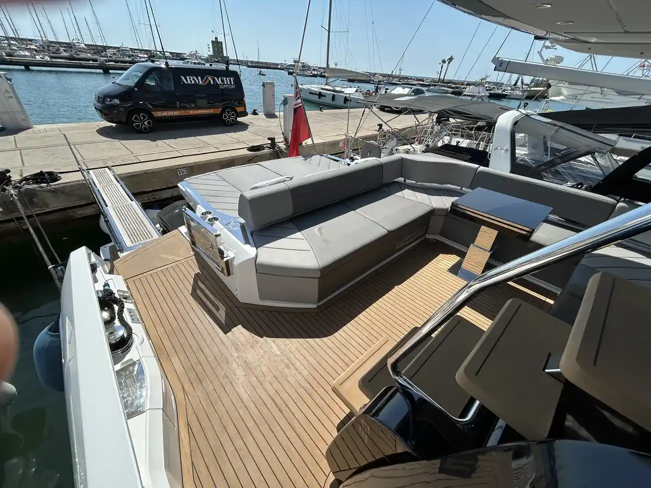 Sunseeker 65 Sport Yacht usado à venda