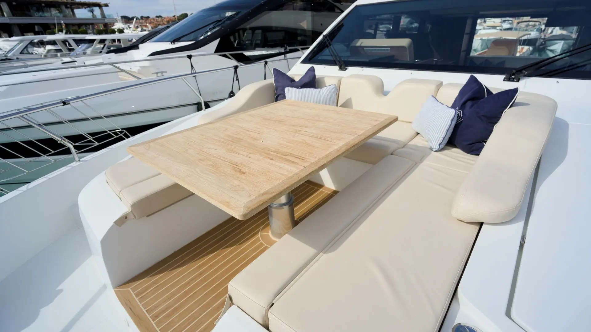 Sealine F530 usado à venda