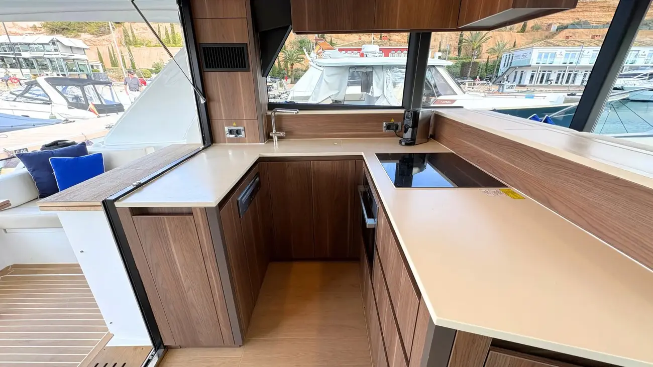 Sealine F530 usado à venda