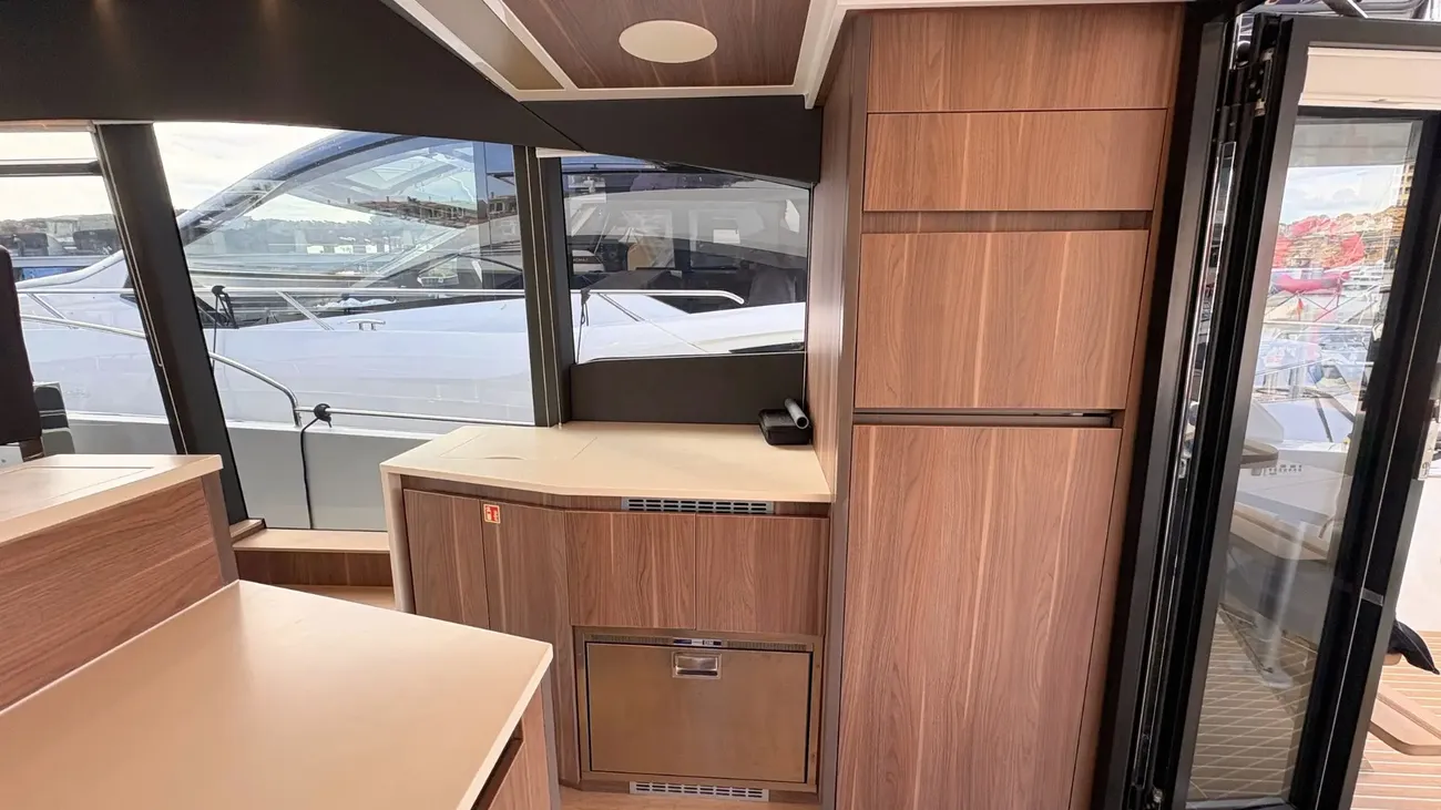 Sealine F530 usado à venda