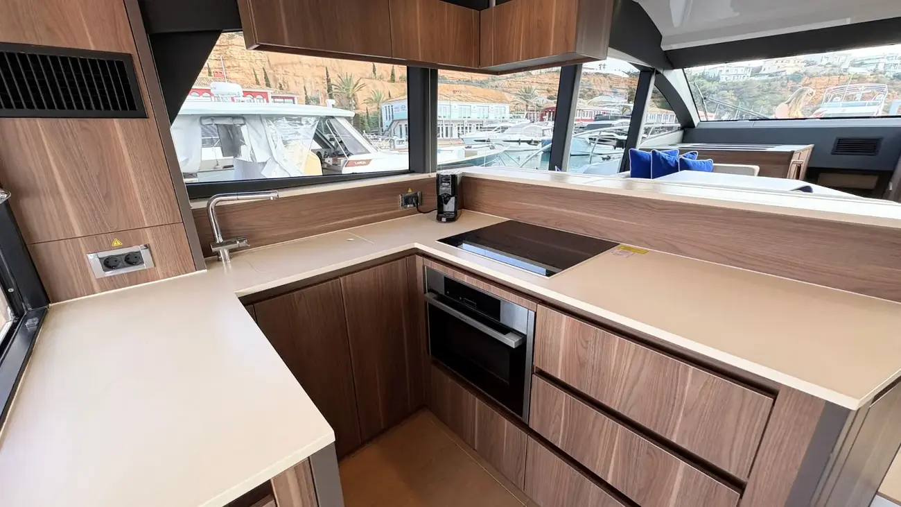 Sealine F530 usado à venda