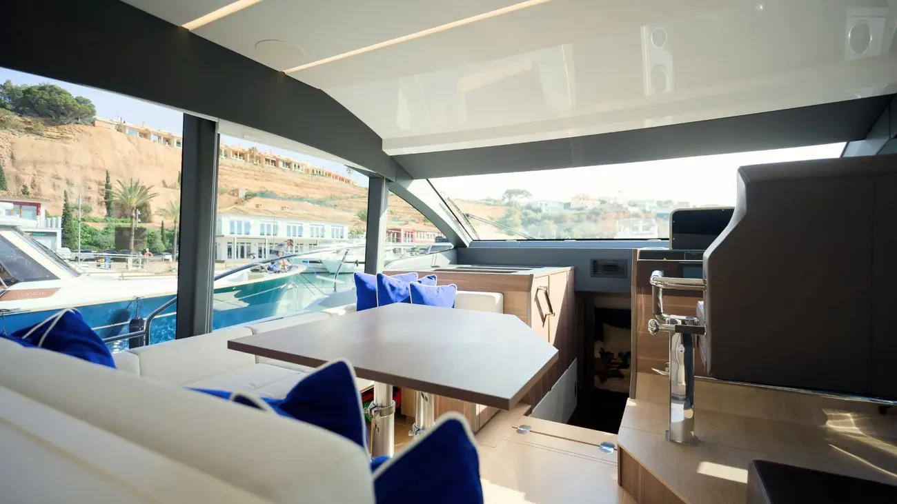 Sealine F530 usado à venda