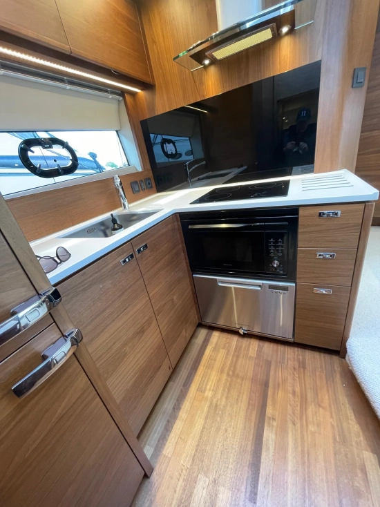 Princess V50 Deck Saloon usado à venda