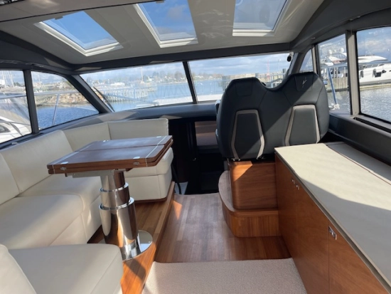 Princess V50 Deck Saloon usado à venda