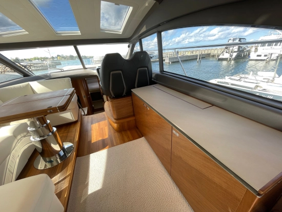 Princess V50 Deck Saloon usado à venda