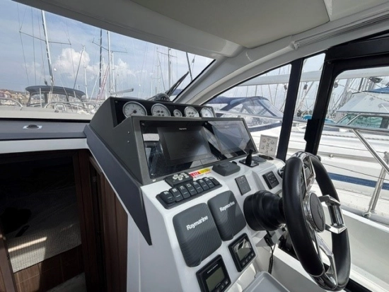 Sealine C330 usado à venda