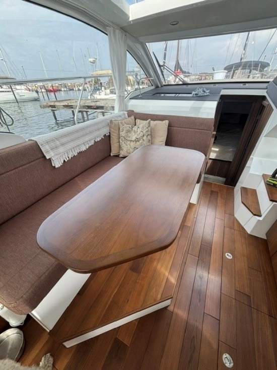 Sealine C330 usado à venda