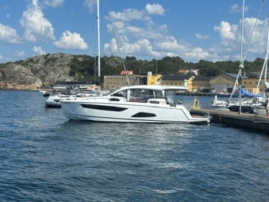 Sealine C330 usado à venda