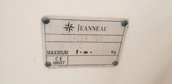 Jeanneau Leader 705 usado à venda