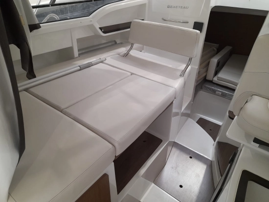 Beneteau Antares 8 usado à venda