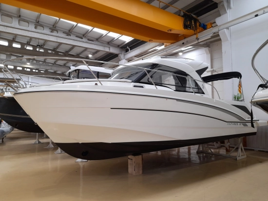 Beneteau Antares 8 usado à venda