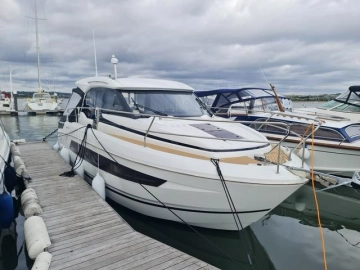Jeanneau NC33 usado à venda