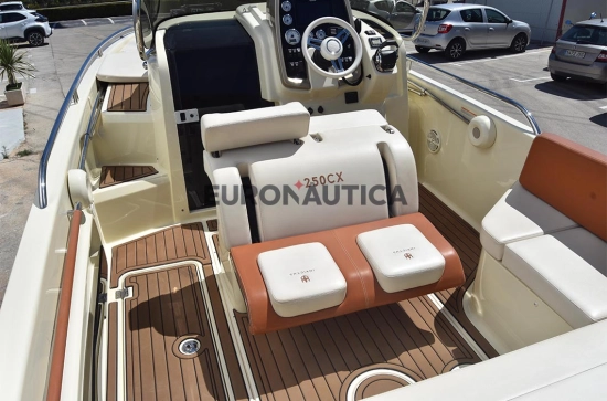Invictus Yacht Cx250 usata in vendita