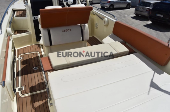 Invictus Yacht Cx250 usata in vendita