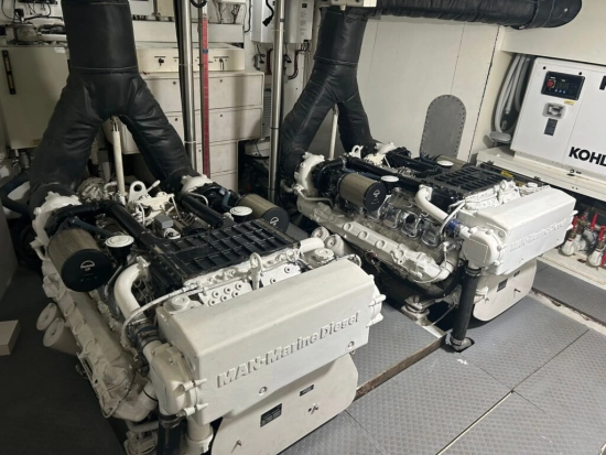 Ferretti Custom Line Navetta 27 usata in vendita