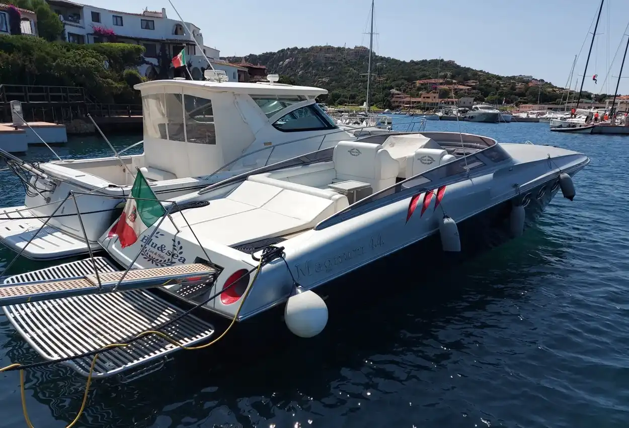 Magnum Marine 44 usata in vendita