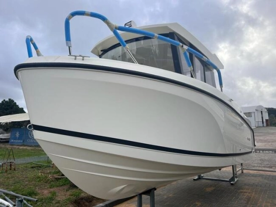 Quicksilver Pilothouse 705 usado à venda