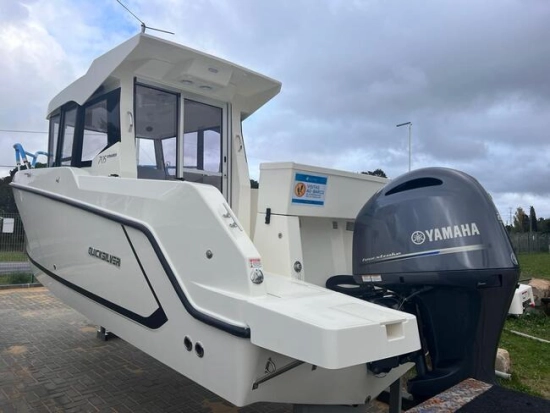 Quicksilver Pilothouse 705 usado à venda