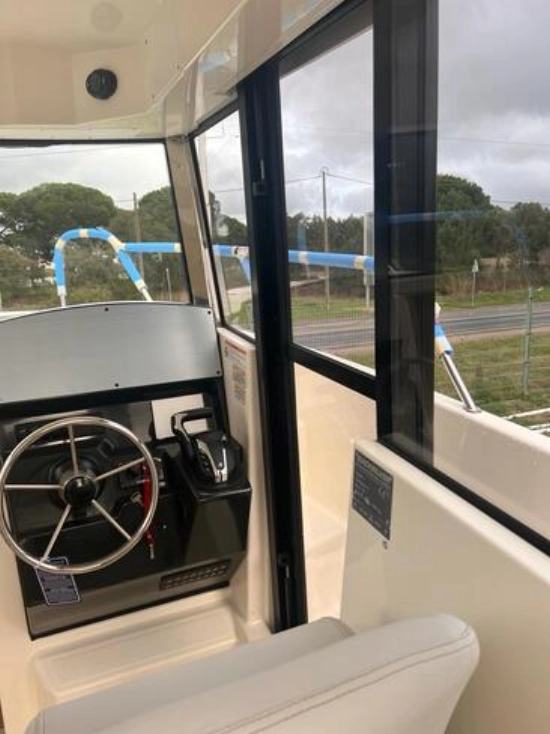 Quicksilver Pilothouse 705 usado à venda