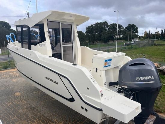 Quicksilver Pilothouse 705 usado à venda