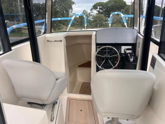 Quicksilver Pilothouse 705 usado à venda