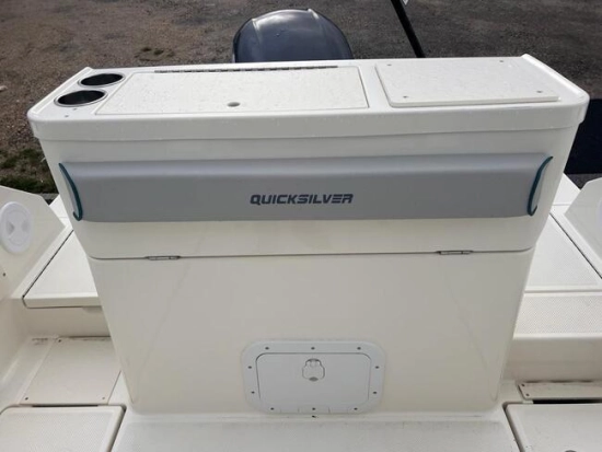 Quicksilver Pilothouse 705 usado à venda