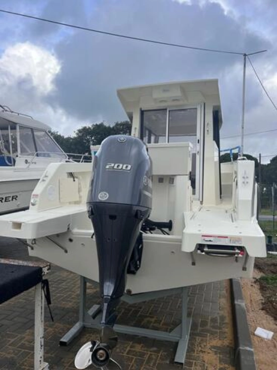 Quicksilver Pilothouse 705 usado à venda