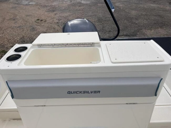 Quicksilver Pilothouse 705 usado à venda