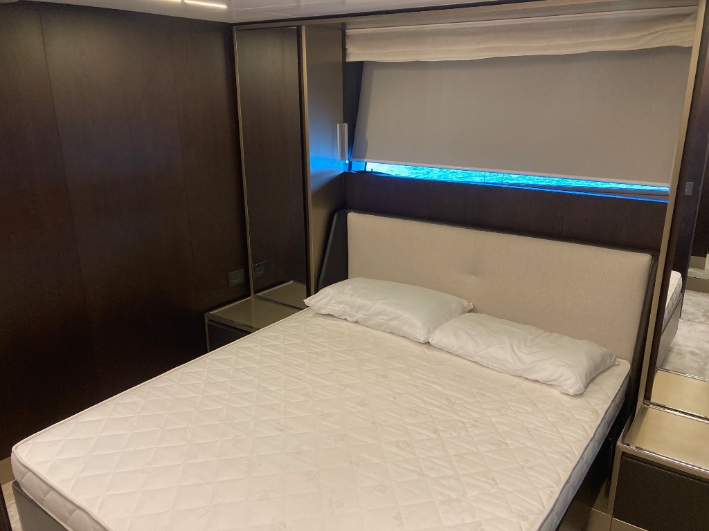 Ferretti 850 HT usata in vendita