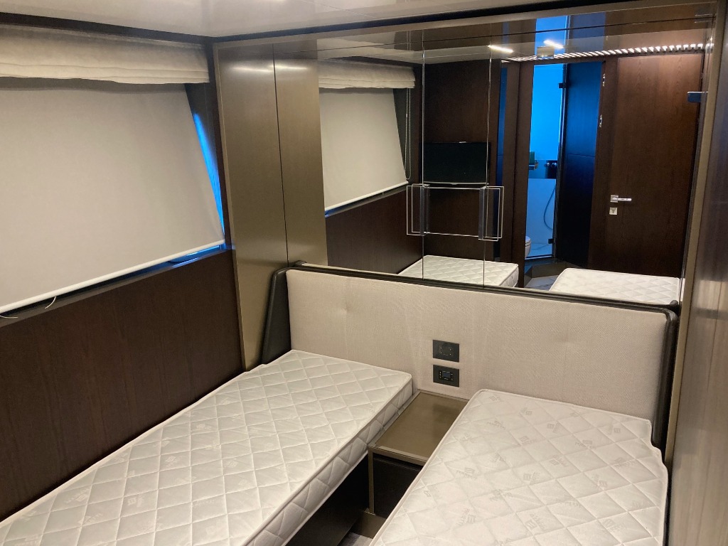 Ferretti 850 HT usata in vendita