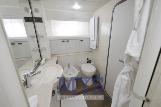 Ferretti 70 usado à venda