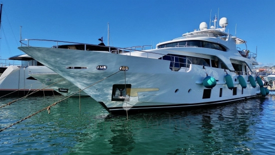 Benetti Delfino 93 usado à venda