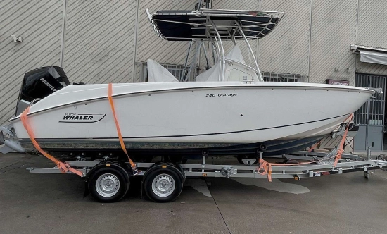 Boston Whaler OUTRAGE 240 usata in vendita