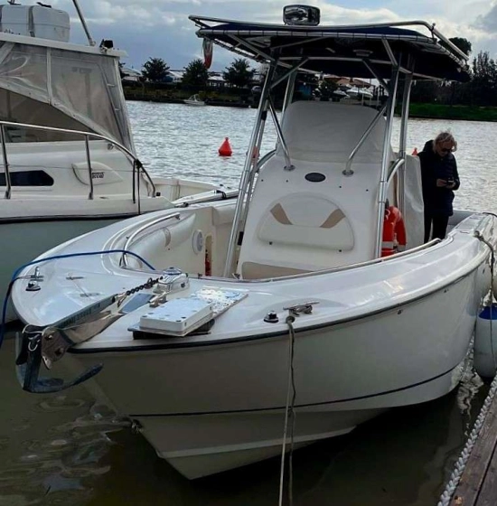 Boston Whaler OUTRAGE 240 usata in vendita