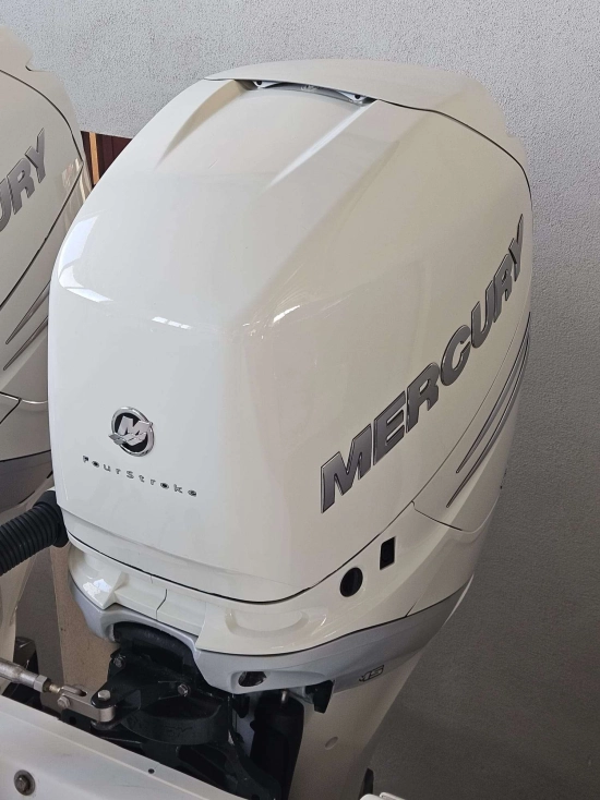 Boston Whaler OUTRAGE 320 de segunda mano en venta