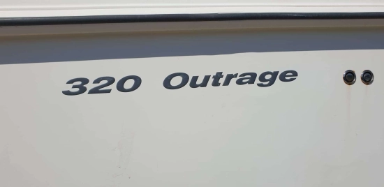 Boston Whaler OUTRAGE 320 de segunda mano en venta