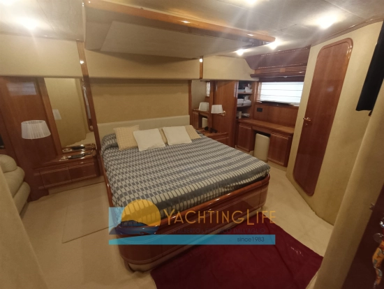Ferretti 810 usado à venda