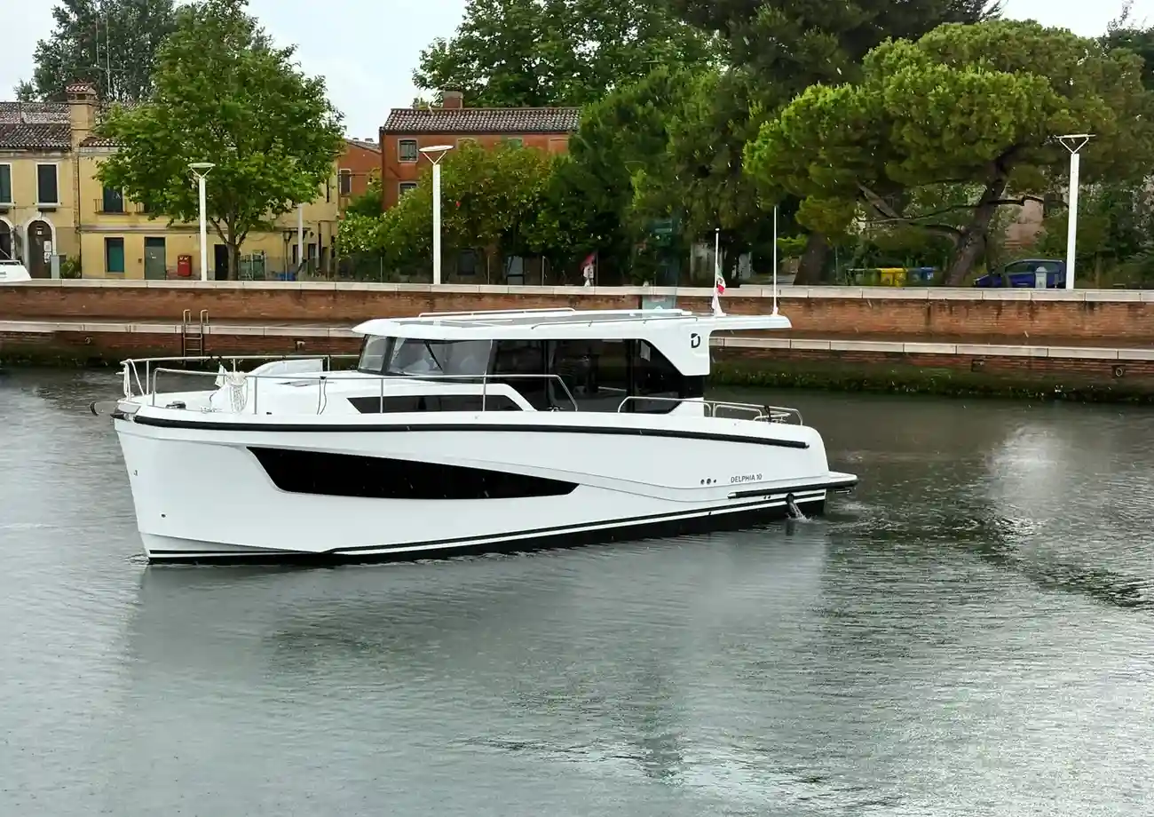 Delphia 10 Sedan nuova in vendita
