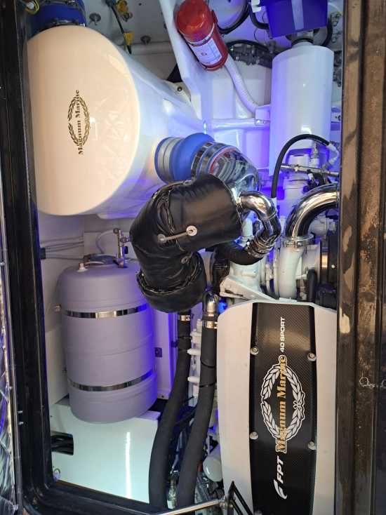 Magnum Marine 40 usata in vendita
