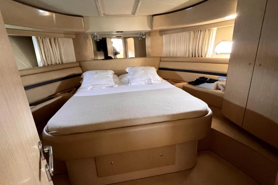 Ferretti 550 usado à venda