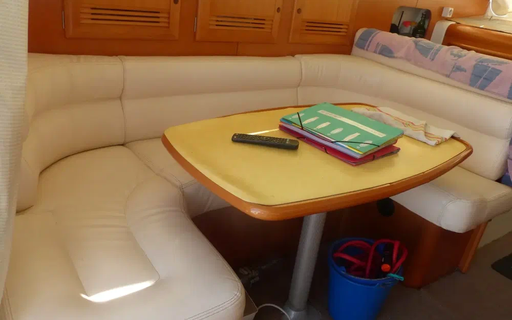 Beneteau Antares 10.80 usado à venda