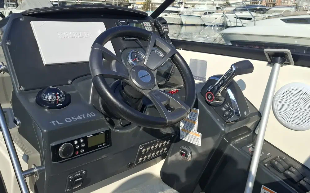 Quicksilver Cruiser Activ 805 usado à venda