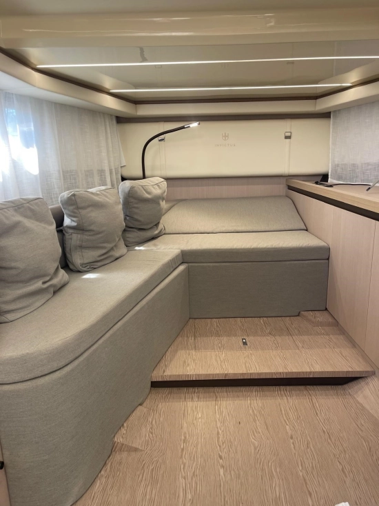 Invictus Yacht GT370 de segunda mano en venta