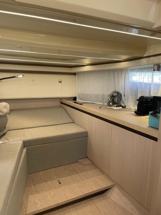 Invictus Yacht GT370 de segunda mano en venta
