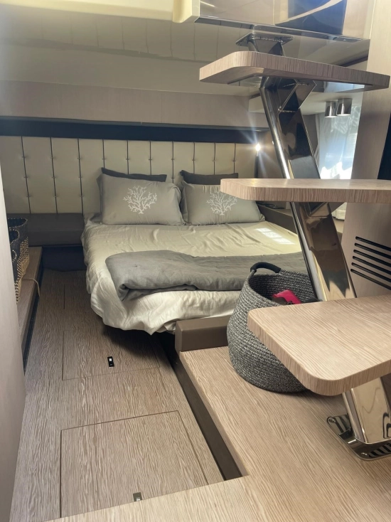 Invictus Yacht GT370 de segunda mano en venta