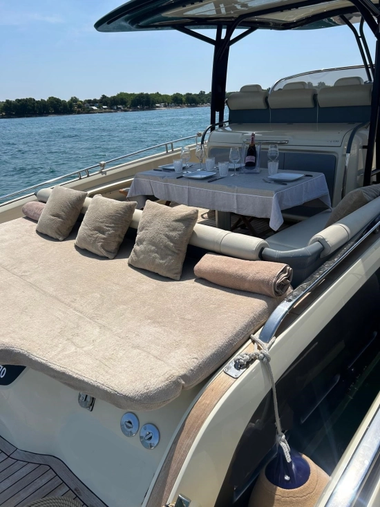 Invictus Yacht GT370 de segunda mano en venta